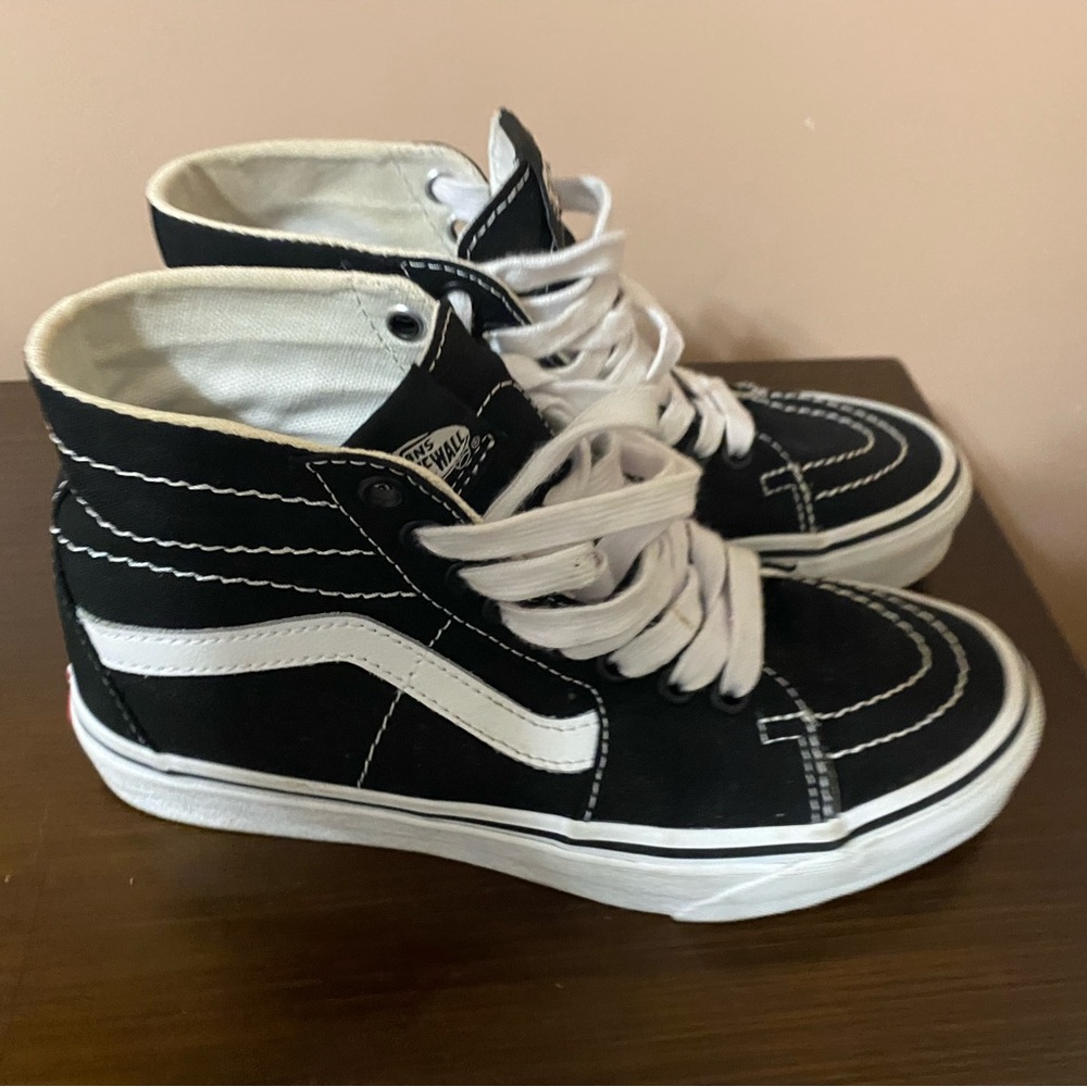 Skate Sk8-Hi Shoe Skateboarding. Vans Black and White High-Top Sneakers